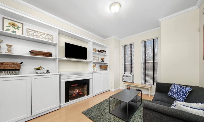 University Village / Little Italy Apartamento | UIC / Little Italy - Historic 2 Bed 1 Bath Apt. WITH FREE PARKING!