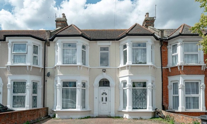 Seven Kings Casa | Uksas 4 bed house Free parking