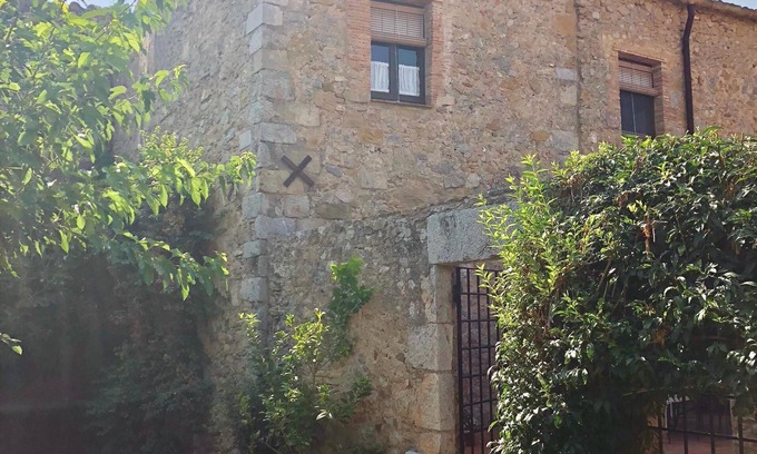 Ulla Casa | Ulla, Alt Emporda: casa de vacaciones en un pequeño y tranquilo pueblo histórico.