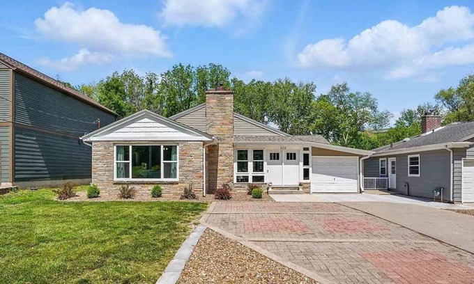 University Heights Casa | Ultimate 5-bedroom Hawkeye Tailgate Spot – Steps from Kinnick Stadium!