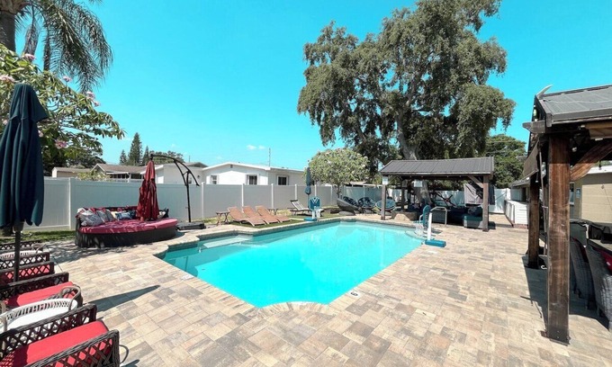 Pinellas Park Casa | Ultimate Family Fun: Pool, Theater, 6 Miles-Beach