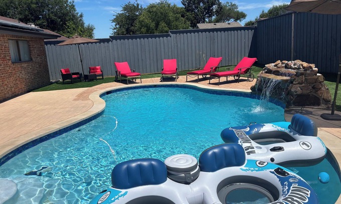 South Arlington Casa | Ultimate Game Day Stay, 3BR House +Pool Near AT&T Stadium but far from the noise