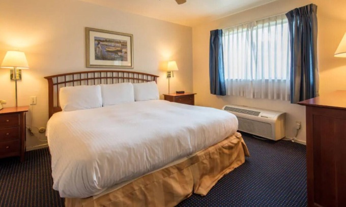 East End Apartamento | Ultimate Getaway! 2 Units with Pool, Free Parking, Complimentary Breakfast