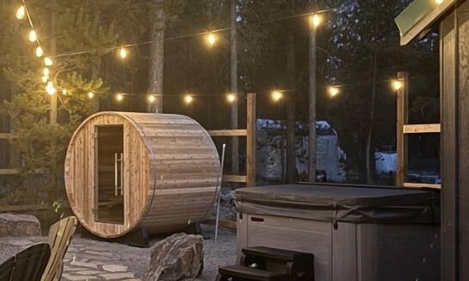 La Pine Cabaña | Ultimate Getaway ~ Hot tub ~ Sauna ~ Fire pit ~ Sun room ~ Mins from hwy & town