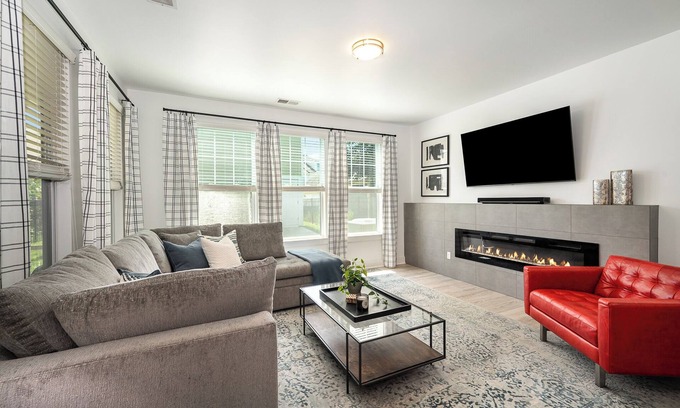 Charlotte Casa | Ultimate Group Getaway: Full House & Guest House ~ 2 Miles from Uptown Charlotte