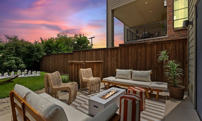 Dallas Casa | Ultimate Group Getaway - Twin Lofts - Sleeps 20