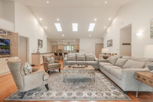 Hays County Casa | Ultimate Hill Country Retreat, POOL, Creek, Sleeps 10