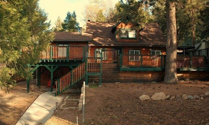 Crestline Cabina | 3BEARS LAKE CABIN-HOT TUB-POOL / PING PONG / FOOSBALL TBLS-HORSESHOE PIT-WIFI