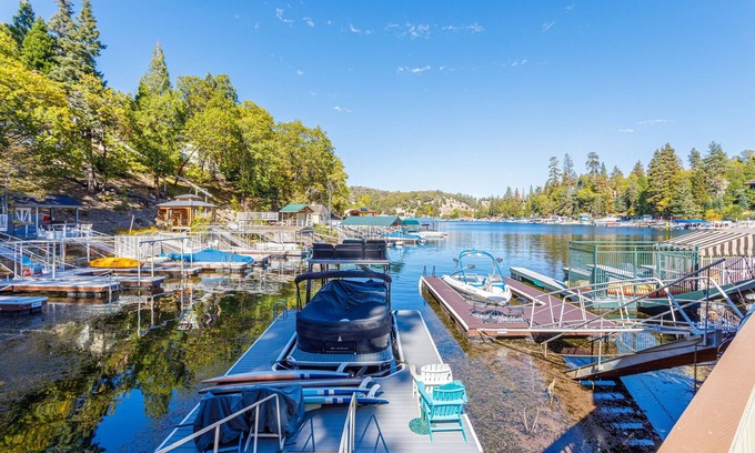 Cedar Glen Cabina | Ultimate Lakefront Cabin: Private Dock, Game Room, Pet-Friendly Bliss!