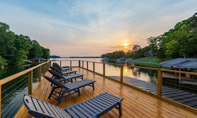 Henrico Casa | 🔥ULTIMATE Lakefront Getaway | 7,000 SqFt🌅Sunset Views🌅Hot Tub Flat Lot+ 10BR!