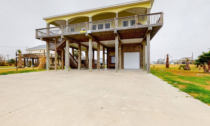 Crystal Beach Casa | Ultimate | Steps to Beach | Large Deck | Dog Haven
