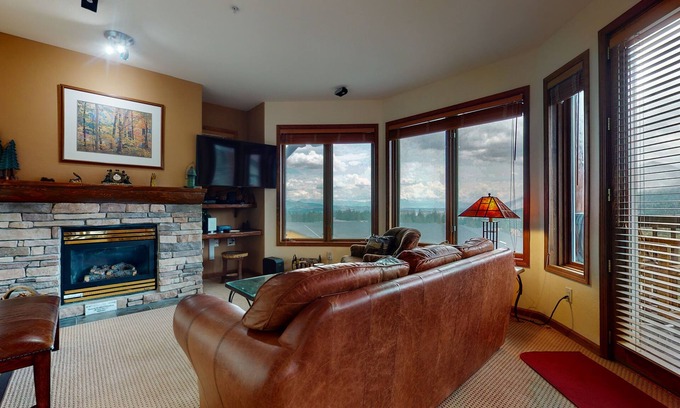 Mammoth Lakes Condominio | 5-Star Ski-In Ski-Out Luxury. Phenomenal Mountain Views. Private Washer/Dryer