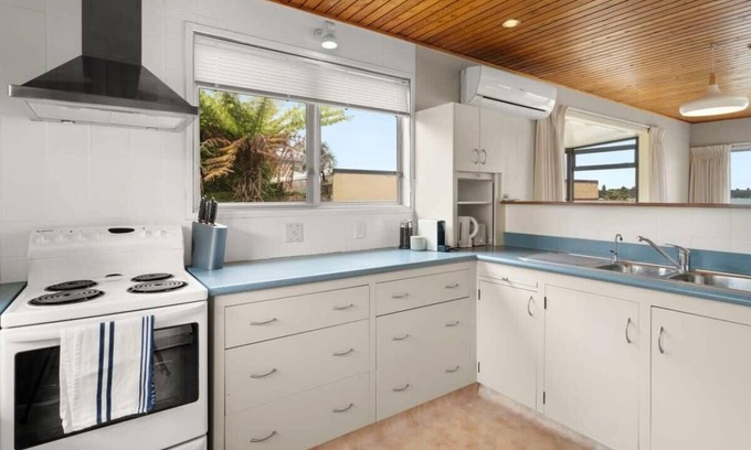 Tauranga Casa | Ultimate Waterfront Retreat: Perfect for Groups and Paddle Boarding Enthusiasts