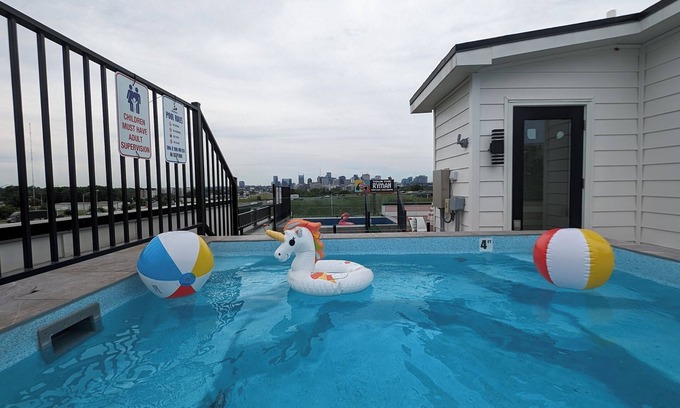 Talbot's Corner Casa | Ultra Heated Rooftop Pool! Arcade, Elevator, EV Charger, Sleeps 11, Full Home