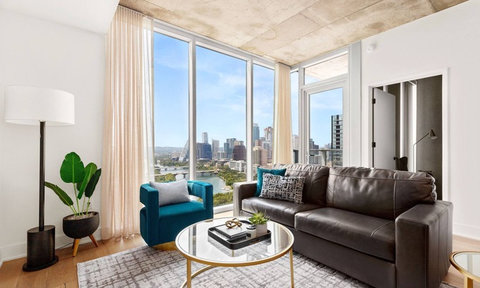 East Cesar Chavez Condominio | Ultra Lux Rainey St. Condo - Lake & Skyline View - Rooftop Pool - Gym