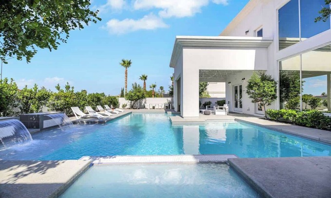 Canyon Gate Casa | Ultra Luxe Loft Villa 15min to Strip with Heated Pool