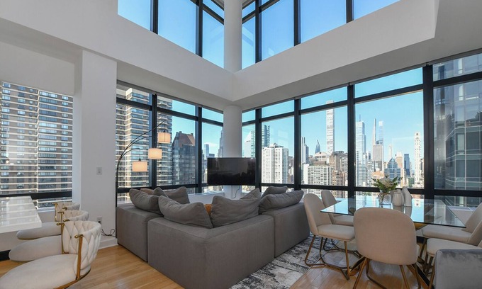 Central Park South Apartamento | Ultra-Luxury Midtown Duplex w/ Skyline Views
