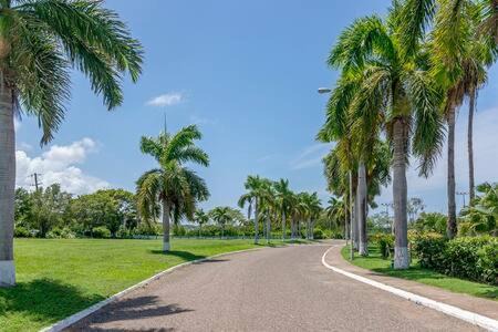 St.Bran's Burg Apartamento | Ultra Modern 2BR Penthouse, Sleeps 5, Beach Front, Pool, Roof Patio, Montego Bay
