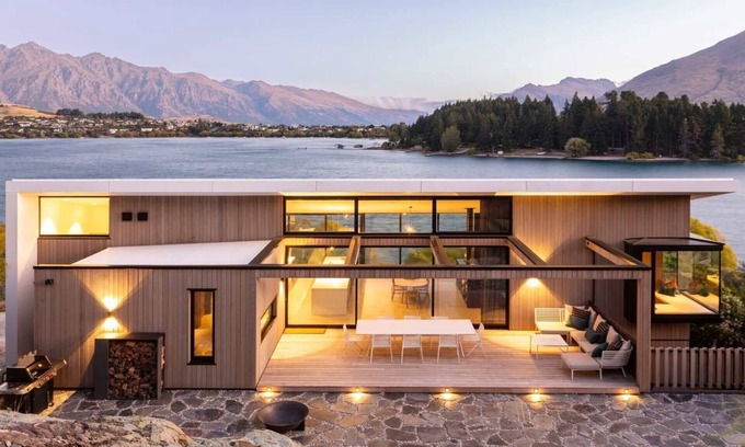 Queenstown Casa | Ultra Modern Lakefront Villa by MajorDomo - Flat walk to town centre