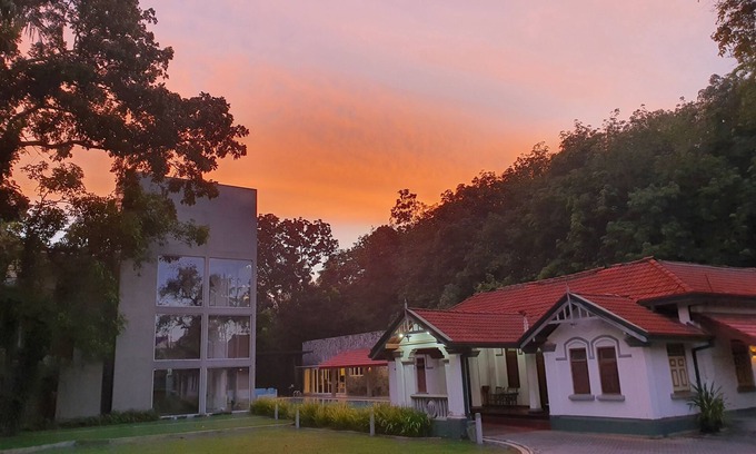 Gampaha Apartamento | Ultra Modern Luxury Room Located Surrounded by Lush Green Trees