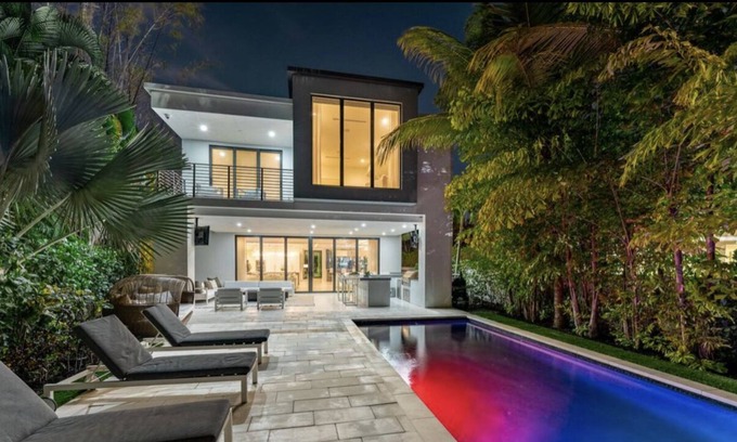 Beverly Heights Villa | Ultra Modern Waterfront Oasis with Infinity Pool, steps from Las Olas Blvd