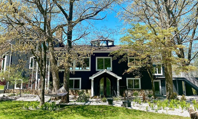 Mahopac Casa | Ultra Secluded mountaintop mansion amazing views-hot tub-arcade
