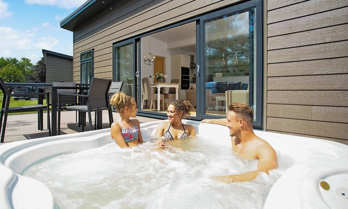 Aysgarth Chalet De Esquí | Ultra spacious luxurious lodge with one double with en suite bath or shower and one twin.