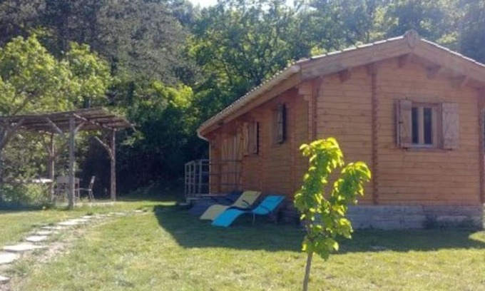 Aouste-sur-Sye Chalet De Esquí | Un chalet en bois dans un écrin de verdure