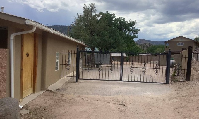 Canones Casa | Una Casita Tranquila, rodeada de impresionantes vistas a la montaña.