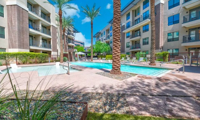 South Scottsdale Apartamento | Unbeatable Location, Pool, Gym and Biz Center