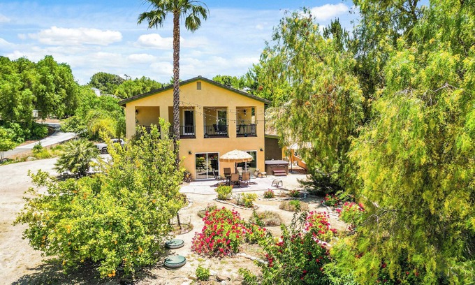 Temecula Casa | "Uncork and Unwind: Embrace Luxury in Wine Country."