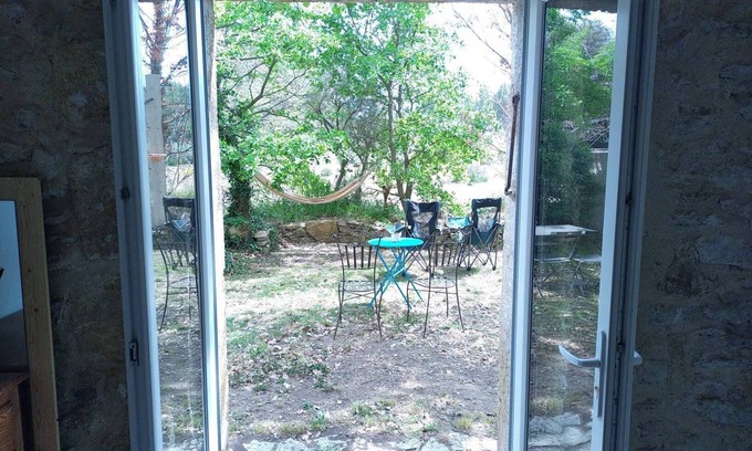 Lambesc Cama Y Desayuno | Under a bicentennial oak. Quiet, spacious bedroom/bathroom. Parking G