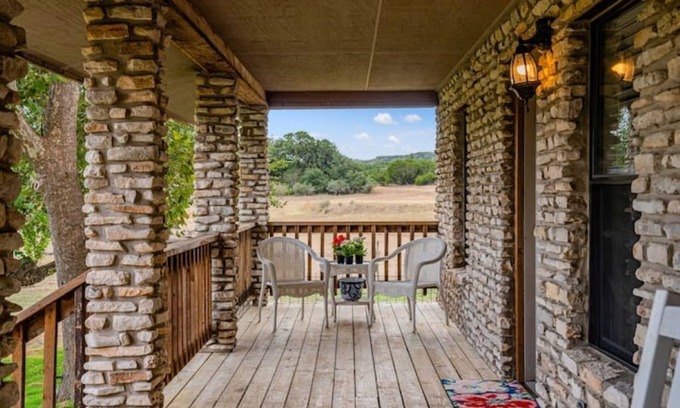 Center Point Cabina | Under New Management! THE PORCH CABIN @ Camp Verde Springs