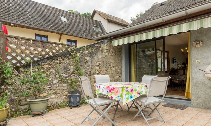 Voglans Casa | UNDER THE ALBIZIA - VOGLANS