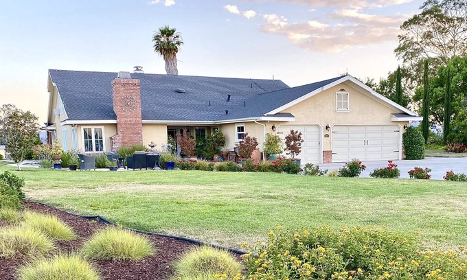 Temecula Casa | Elegante casa cerca de la ruta del vino Temecula Valley con bañera de hidromasaje y vistas increíbles.