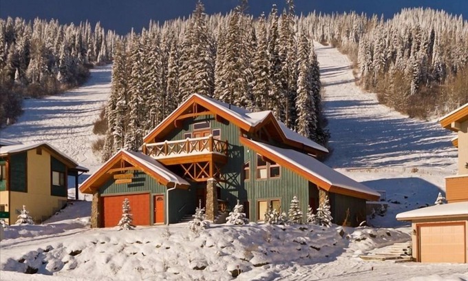 Sunburst Estates Chalet De Esquí | ¡La mejor ubicación de retiro familiar en Sun Peaks! Vistas espectaculares / Sendero / Bañera de hidromasaje