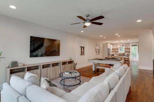 Eighth Avenue Casa | Unforgettable Townhome-Close to Broadway-10 Beds!