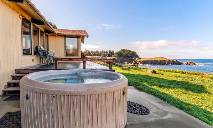 Fort Bragg Casa | Casa frente al mar con vistas espectaculares, además de jacuzzi privado!