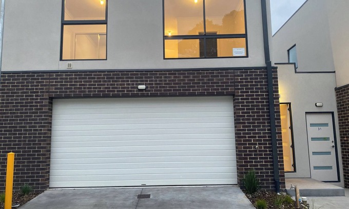 South Morang Casa | Unfurnished-2 Story 3 Bedroom House- 30min to Melbourne international Airport