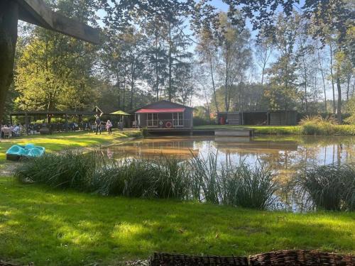 Gierle Chalet De Esquí | Unieke chalet aan het water