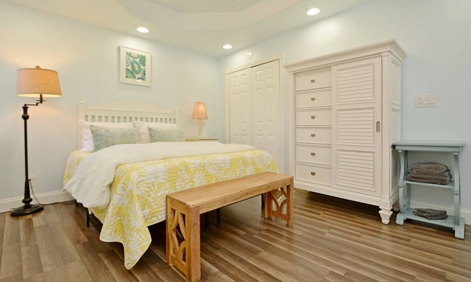 Tropic Cabaña | Discover Unique Comforts: Stay in Our Cozy Cottage for Your Next Event or Getaway