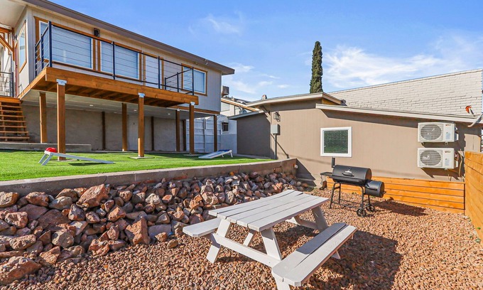 El Paso Apartamento | Unique 1BR/Split-Level Design