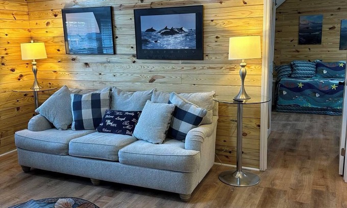 Colington Apartamento | Unique 2-bedroom upstairs unit, just 13 miles to Outer Banks. Close to shopping!