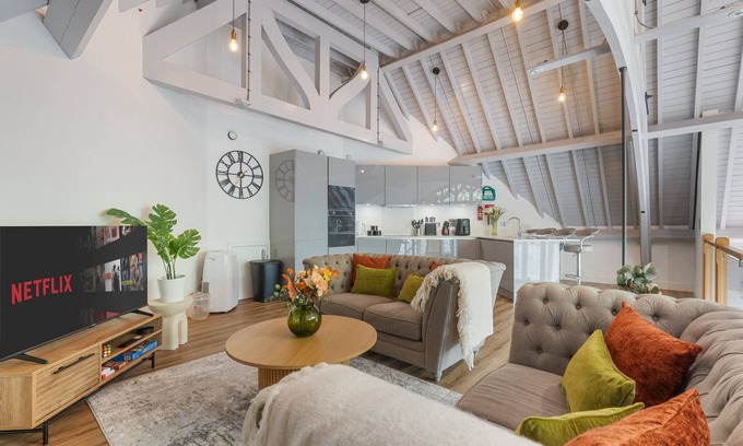 Valentines Apartamento | Unique 3BD Penthouse in Historic Church Conversion