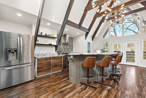 Independence Casa | Unique 4BR Into The Woods - Fire Pit home