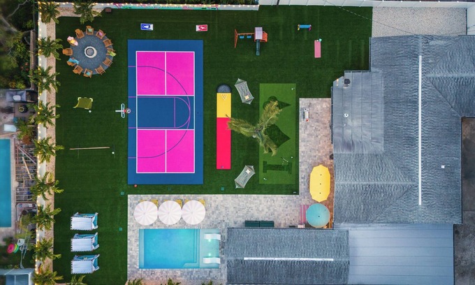 Largo Casa | Unique 6 BR Ice Cream Villa, Heated Pool, 15mins to Clearwater Beach, Pickleball