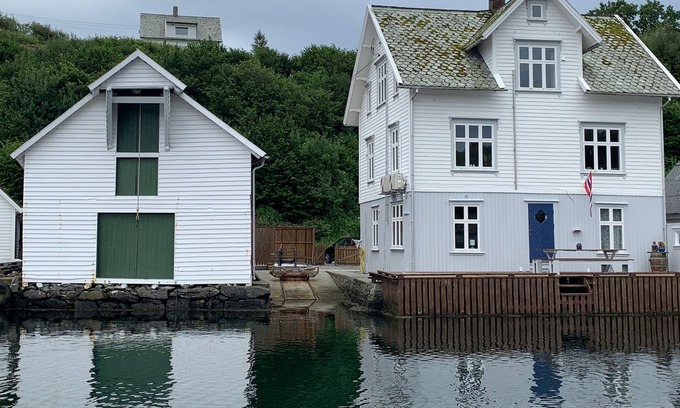 Bomlo Casa | Unique and charming holiday home with a rich sea house right on the seafront.