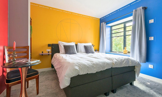 Centrum Apartamento | Apartamento único con cocina privada y baño, inspirado en el arte de Bart van der Leck.