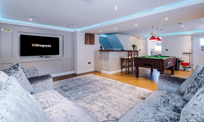 Tarporley Casa | Unique Barn with Pool Table & Private Bar | 53 Degrees Property | Sleeps 4