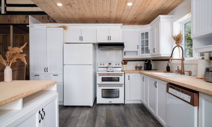 Mauricie Chalet De Esquí | Unique Chalet en Bord de L'eau de 5 Chambres, Spa, Salle de Jeux, et +